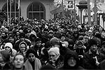 Попавшие по незнанию сначала на Площадь Революции смогли мирно и организованно пройти на согласованное место проведения акции - Болотную площадь&#160;(фото: Reuters)