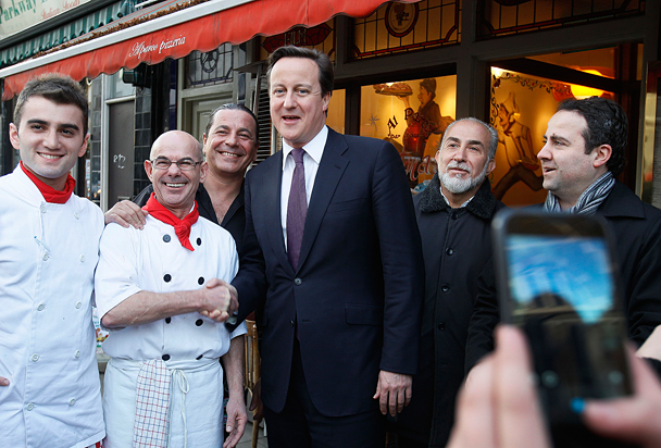 Британский премьер Дэвид Кэмерон прошелся по одному из лондонских рынков, на котором торгуют мигранты. Компанию ему составила известная телеведущая Мэри Портас. Накануне Кэмерон представил новую программу ужесточения миграционной политики. На рынке Кэмерон с удовольствием общался с приезжими из других стран