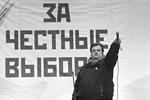 Примкнувший к митингу телеведущий Василий Уткин дал толпе, собравшейся на проспекте Академика Сахарова, тоже покричать в микрофон&#160;(фото: ИТАР-ТАСС)