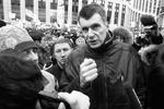 Магнат Михаил Прохоров решил поучаствовать в митинге «За честные выборы», но на трибуну выйти не осмелился&#160;(фото: Reuters)