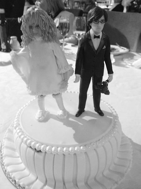«Свадебный торт!! – пишет Кристина Орбакайте. – Счастья молодым!!»
