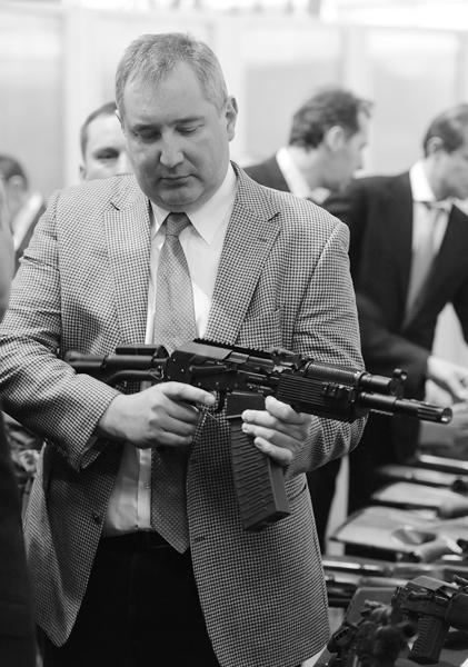 Вице-премьер Дмитрий Рогозин держит в руках укороченный автомат АКСУ.