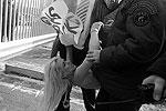 Несмотря на перчатки и теплые колготки, выглядывавшие из-под джинсов девушек, активисткам стоило бы порадоваться, что служба безопасности Газпрома отреагировала оперативно. Участницам акции грозило обморожение&#160;(фото: ИТАР-ТАСС)