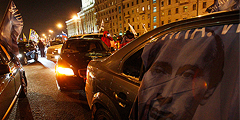 Массовый автопробег в поддержку Владимира Путина прошел на Садовом кольце Москвы поздно вечером в субботу. Сначала проспект Сахарова, а затем и Садовое кольцо были заполнены до отказа. По словам очевидцев, в акции приняло участие около пяти тысяч автомобилей