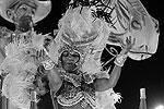 Помимо соревнований различных школ самбы, на карнавале в Рио проходит конкурс костюмов&#160;(фото: ИТАР-ТАСС)