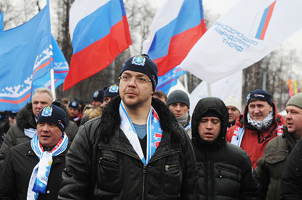 Участники шествия и митинга «Защитим страну!» в поддержку кандидата в президенты России Владимира Путина у спорткомплекса «Лужники»