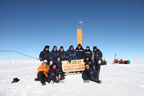 Фото, сделанное сразу после проникновения в озеро. На нем – вся группа российских ученых, непосредственно участвовавших в бурении в Антарктиде