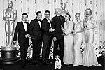 Черно-белое немое кино «Артист» выглядит в XXI веке настолько свежо, что фильм получил сразу пять наград: за лучший фильм 2011 года, за лучший дизайн костюма (дизайнер по костюмам Марк Бриджес), за лучшую режиссуру (Мишель Хазанавичус), за лучшую мужскую роль (Жан Дюжарден). Кстати сказать, пес Угги стал первой собакой, получившей «Оскар» на сцене театра Kodak&#160;(фото: Reuters)