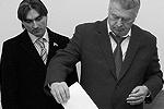 Лидер ЛДПР Владимир Жириновский проголосовал на избирательном участке № 2589 в школе № 914 на западе Москвы. Он остался недоволен кабиной для голосования. «Я вижу, что делает человек в этой кабине. Это не кабина для тайного голосования, – заявил он&#160;(фото: )