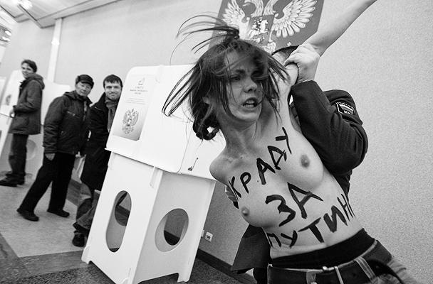 На участке, где проголосовал Владимир Путин, активистки украинского движения FEMEN устроили провокацию: рядом с кабинками три девушки провели протестную топлесс-акцию. На груди и на спине у них были надписи: «Краду за Путина!» и другие. Акция продлилась буквально несколько минут, пока не вмешалась полиция