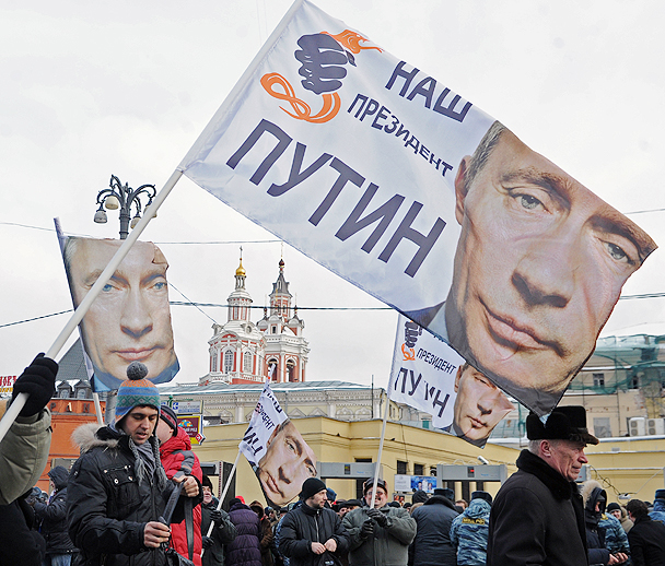 Одновременно с митингом на Пушкинской, на Манежной площади собрались сторонники действующего премьера и избранного президента
