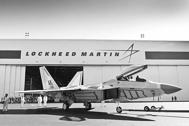 13 декабря 2011 года. Последний F-22 Raptor с бортовым серийным номером 195 сходит с конвейера