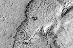 Камера космического аппарата NASA сумела запечатлеть «голову слона» на поверхности Марса. Ученые объясняют появление «рисунка» феноменом, который заставляет мозг видеть знакомые образы в незнакомых условиях. Это одно из свойств человеческого разума, позволяющее адаптироваться к изменяющейся среде&#160;(фото: NASA/JPL/University of Arizona)