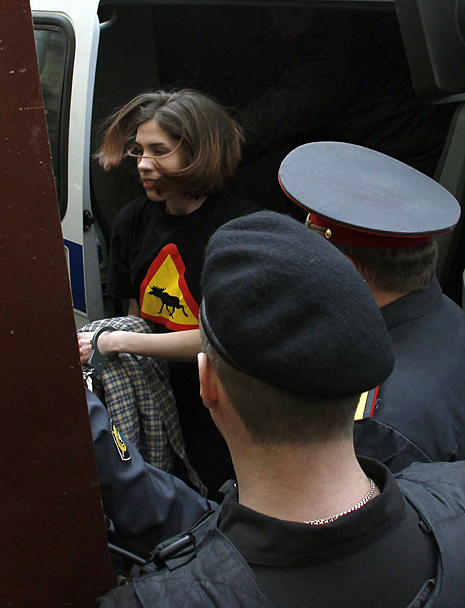 Надежда Толоконникова (на фото) просила суд изменить ей меру пресечения на не связанную с содержанием под стражей. Она сетовала на маленького ребенка, который не видит маму, а также на головные боли