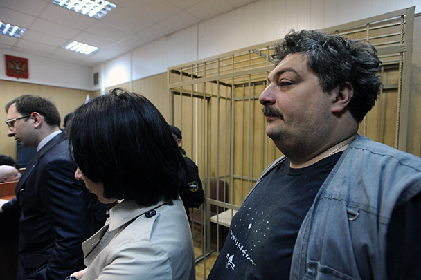До судебного заседания Толоконникова заявляла, что «не жалеет о проведении акции в храме». На фото (справа): писатель Дмитрий Быков, который пришел на заседание