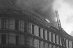 Площадь пожара, который возник в здании по адресу улица Никольская, 12/1, составляет порядка 300 квадратных метров&#160;(фото: Михаил Бударагин/ВЗГЛЯД)