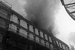 Пожарные спасли 20 человек, находившихся на крыше здания&#160;(фото: Михаил Бударагин/ВЗГЛЯД)