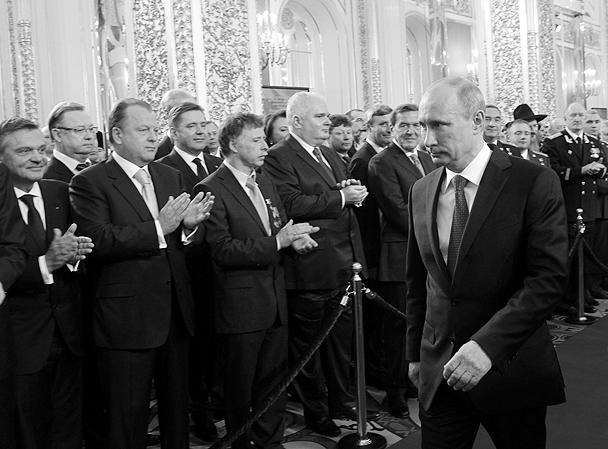 Избранный президент Владимир Путин прошел по утопающим в золоте залам Кремля под овации собравшихся