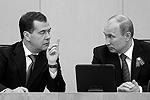 Путин и Медведев по очереди поспорили с основными тезисами лидеров оппозиционных фракций&#160;(фото: Reuters)