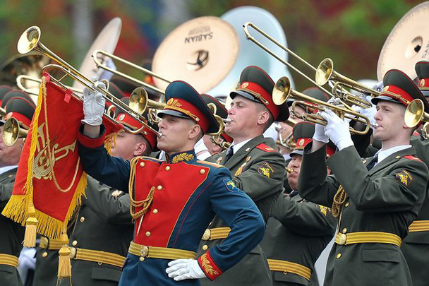 Открыла парад рота барабанщиков Московского военно-музыкального училища, за ними прошли знаменная группа и почетный караул