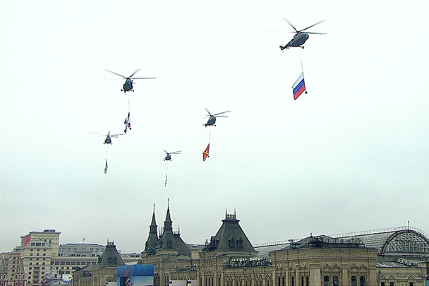В летной части парада участвовали пять вертолетов Ми-8 ВВС России, которые пронесли над площадью флаги России, Вооруженных сил РФ и их видов: Сухопутных войск, Военно-воздушных сил и Военно-морского флота