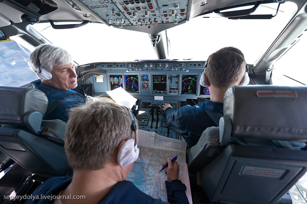 Вместе с российским экипажем на борту пропавшего Superjet-100 находились представители индонезийских авиакомпаний