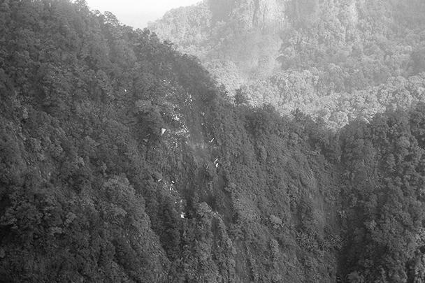 Первое фото с места крушения самолета - он врезался в склон горы Салак