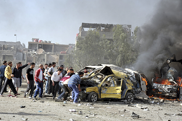 На кадрах с места теракта, показанных по сирийскому телевидению, видны десятки изуродованных взрывами машин, в том числе один обгоревший автобус