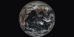 Российский метеоспутник «Электро-Л» получил самые четкие из существующих на данный момент снимков Земли, на которых с помощью всего одного кадра запечатлен полный диск планеты. До последнего момента такие снимки получались только с помощью склеивания сразу нескольких фотографий