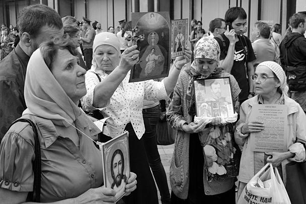 Пожилые жительницы Краснодара принесли к входу в Краснодарский выставочный зал изобразительных искусств, где должна была открыться экспозиция, настоящие иконы