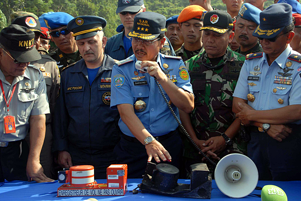 Глава Национального поисково-спасательного управления Индонезии Мадью Дарьятмо (в центре) 