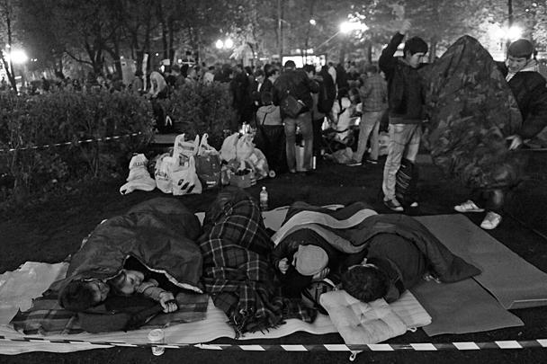 Ночевали жители оппозиционного лагеря на Чистых прудах под открытым небом