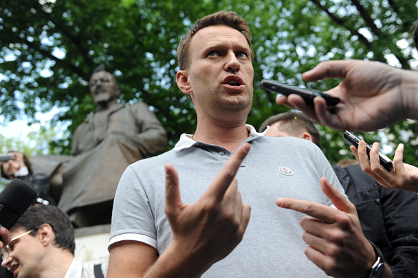 Блогер Алексей Навальный на Чистых прудах. Позднее он был задержан во время «народных гуляний» и арестован на 15 суток – за неповиновение полиции