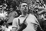 Блогер Алексей Навальный на Чистых прудах. Позднее он был задержан во время «народных гуляний» и арестован на 15 суток – за неповиновение полиции&#160;(фото: ИТАР-ТАСС)