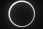 Первое в этом году солнечное затмение оказалось уникальным, кольцеобразным. Луна, расположившись между Землей и Солнцем, оставила лишь яркую каемку от звезды&#160;(фото: Reuters)