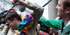 Активисты лесбийского и гей-сообщества попытались провести несанкционированные пикеты у зданий московских мэрии и думы. Они выступали против принимаемого в российских регионах закона о запрете пропаганды гомосексуализма среди несовершеннолетних