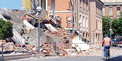 На севере Италии во вторник произошло землетрясение магнитудой 5,8. Подземные толчки были зафиксированы на глубине 9,6 км. В результате погибли 15 человек, еще несколько получили ранения. Все погибшие оказались завалены обломками рухнувших зданий