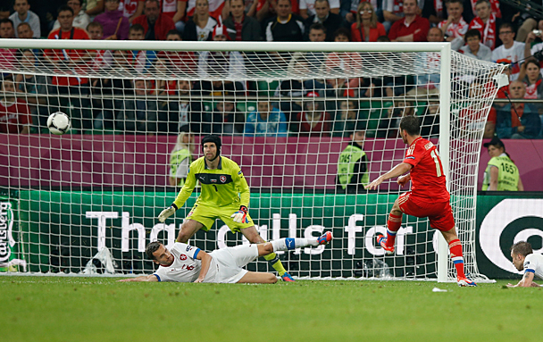 Россияне в своем первом матче на Евро-2012 атаковали быстро и часто