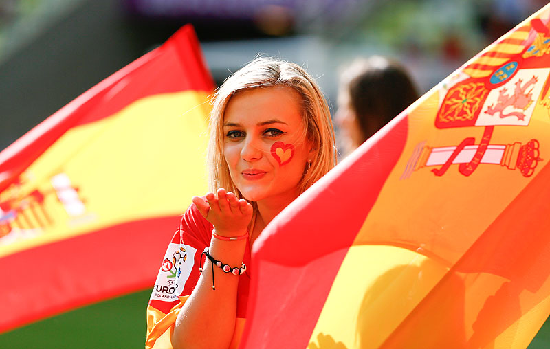 Поклонница сборной Испании посылает кому-то волшебный поцелуй