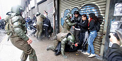 Демонстрация противников режима Аугусто Пиночета, которая прошла накануне в Чили, вылилась в массовые беспорядки. Для разгона демонстрантов местная полиция использовала слезоточивый газ и водяную пушку. В результате беспорядков пострадали 22 человека, более 60 были задержаны
