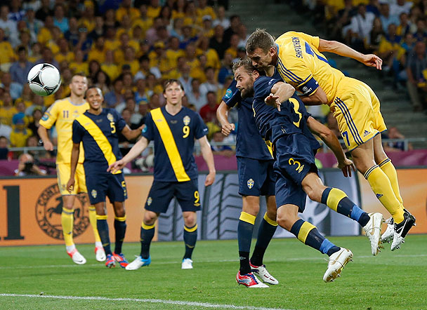 Шевченко переигрывает в воздухе Мельберга и отправляет мяч в ворота шведов