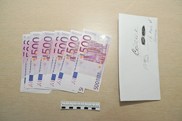 Типичный конверт – с евро и надписью «Собчак»