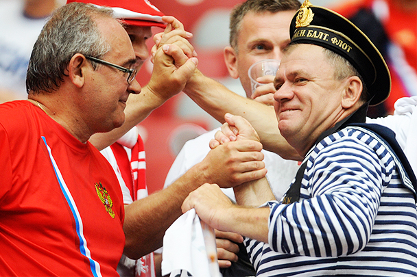 Болельщики сборной России подготовились к матчу основательно и не потерялись на заполненном поляками стадионе
