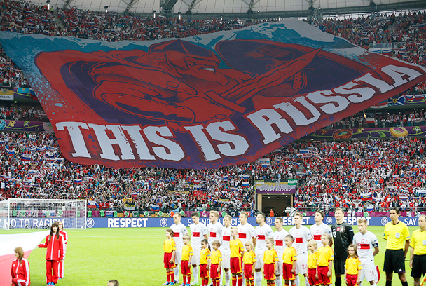 На стадионе в Варшаве был развернут огромный баннер