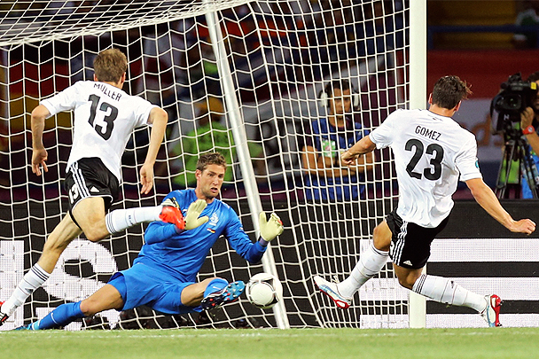 Марио Гомес отправляет первый мяч в ворота Стекеленбурга