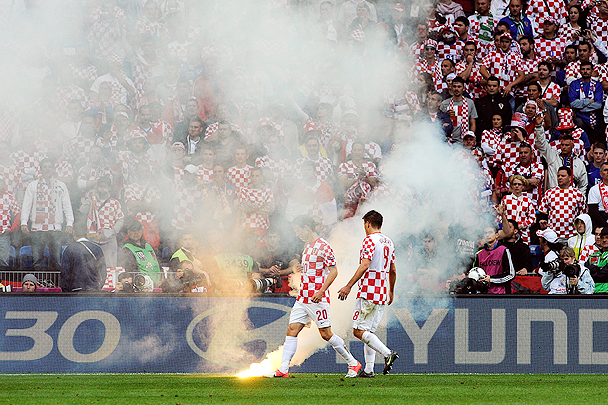 Хорватские болельщики второй матч подряд бросают на поле файеры, и, судя по всему, санкций УЕФА сборной не избежать