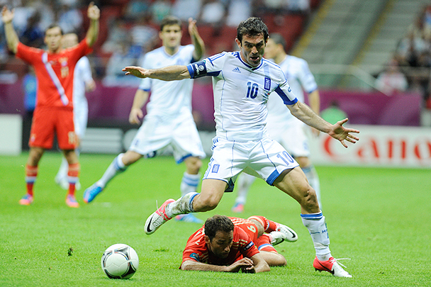 Капитан Греции Георгиос Карагунис на последних секундах первого тайма огорчил всех фанатов сборной России