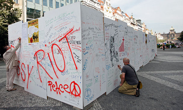 Акция Pussy Riot прошла в рамках «Недели свободы», устроенной правозащитной организации Opona («Занавес»). На центральной площади Праги установили стену Pussy Riot, на которой с утра 18 июня до вечера следующего дня всем желающим предлагалось оставлять послания для арестованных участниц группы