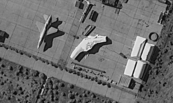 На снимках со спутника беспилотник обнаружил блогер Джордж Каплан. Согласно его данным, размах крыльев летательного аппарата составляет около 18 метров, а сам он напоминает использованный в Афганистане для слежки за бен Ладеном беспилотник RQ-170