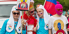 Одной из тем парада стало положение секс-меньшинств в России. Организаторы критиковали вступивший в силу в ряде других российских регионов запрет на пропаганду гомосексуализма. Часть манифестантов выражали свою солидарность с участницами панк-группы Pussy Riot